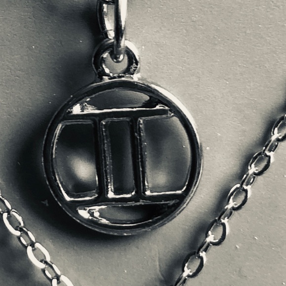 BNIB 2-pc Gemini Pendant Set, Silver - Picture 2 of 8